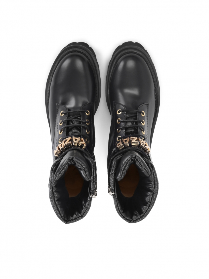 Skórzane trzewiki damskie z paskiem ozdobionym metalowymi literami