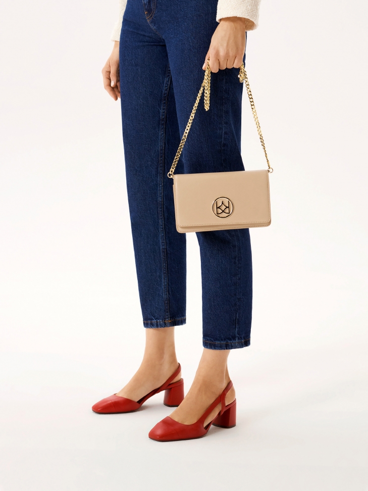 Skórzana prostokątna torebka na otym łańcuchu