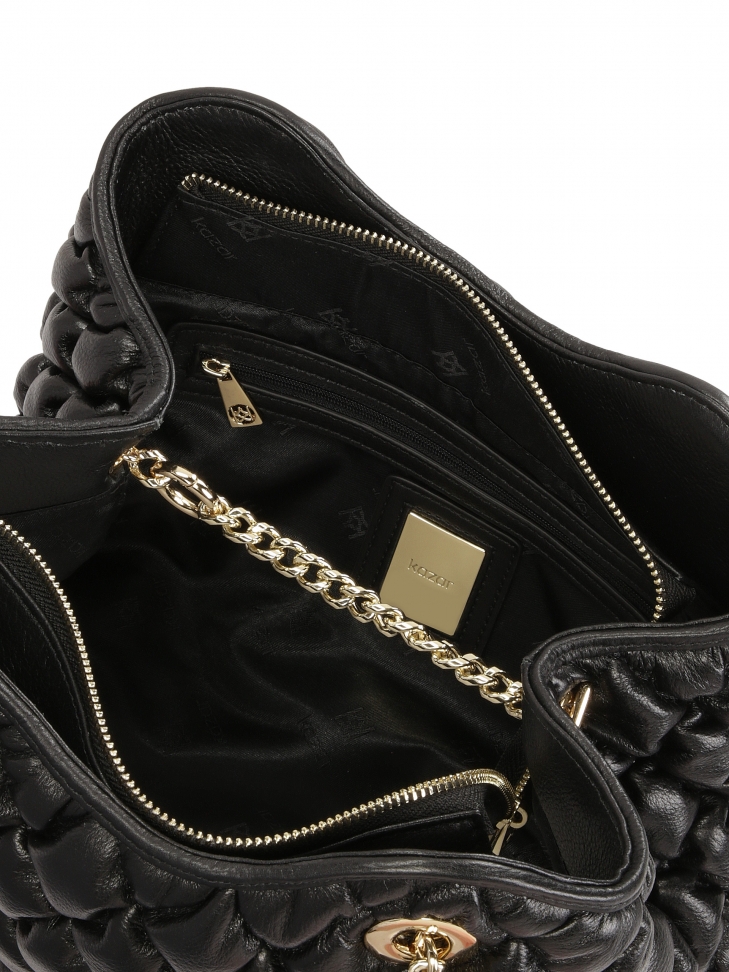 Czarna torebka w pikowany wzór z łańcuchami na ramię