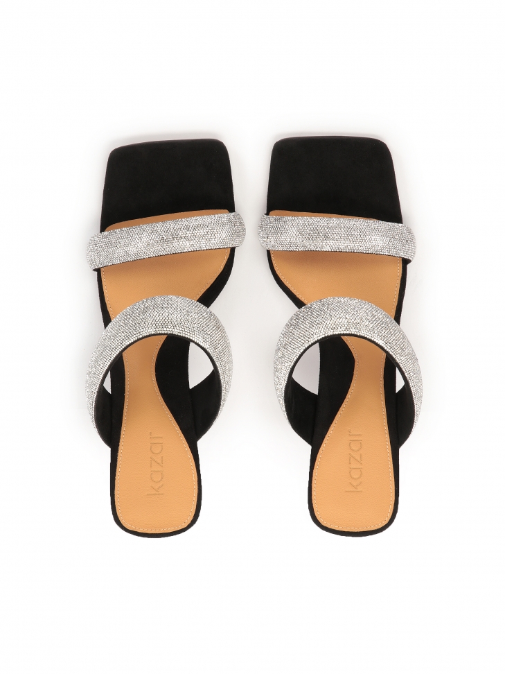 Czarne klapki na obcasie z błyszczącymi paskami
