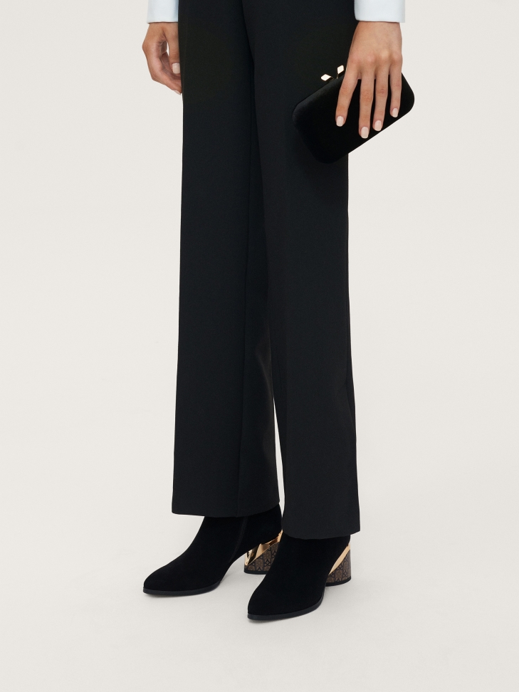 Zamszowe botki na wzorzystym obcasie z metalową wstawką