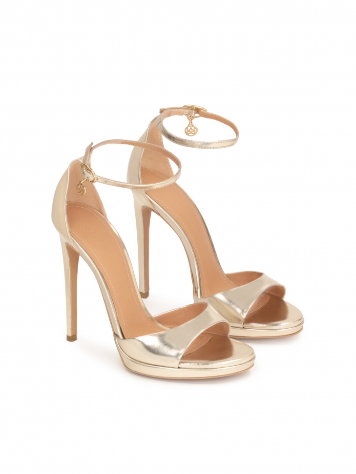 Złote skórzane sandały z paskiem wokół kostki