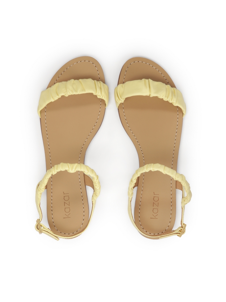 Płaskie sandały z marszczonymi paskami