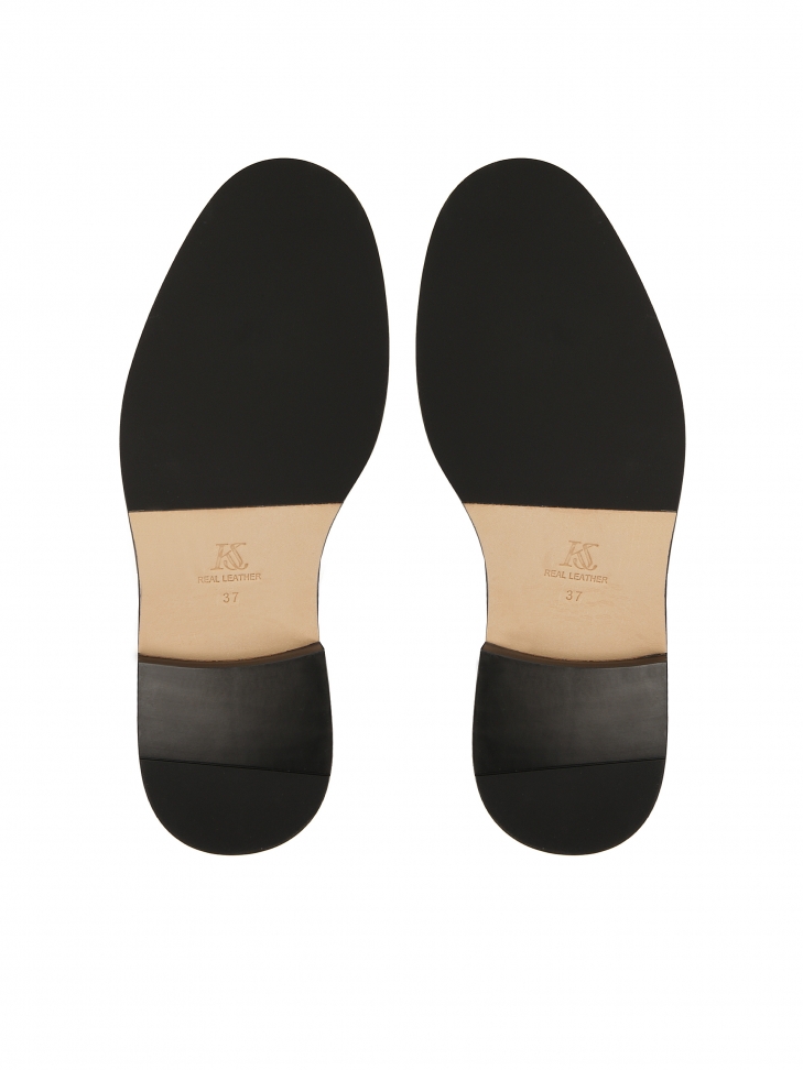 Wsuwane kozaki na płaskiej podeszwie