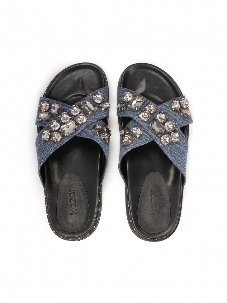 Jeansowe klapki ozdobione yształkami
