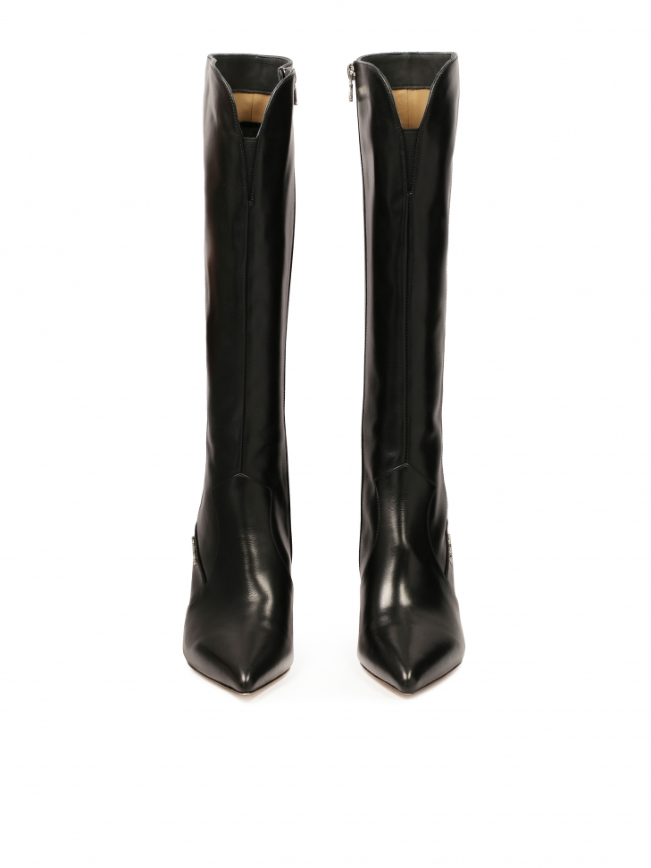 Czarne kozaki na niskiej szpilce z wyciętą cholewką