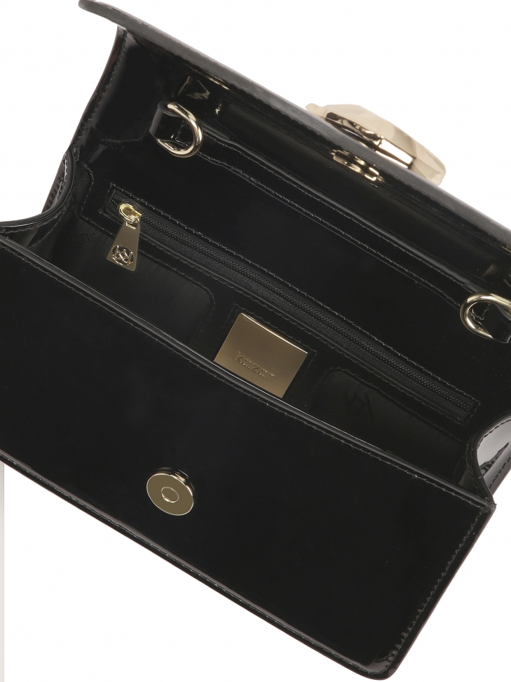 Mała czarna torebka z metalowym otym sercem