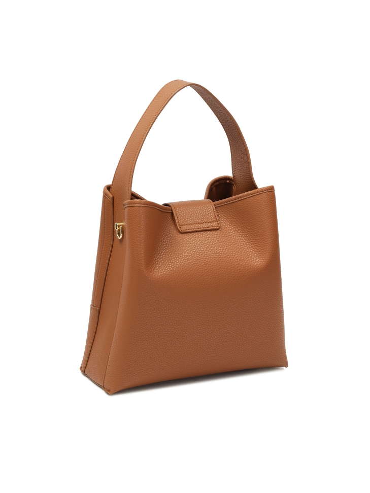 Brązowa torebka z uchwytem do ręki oraz paskiem na ramię