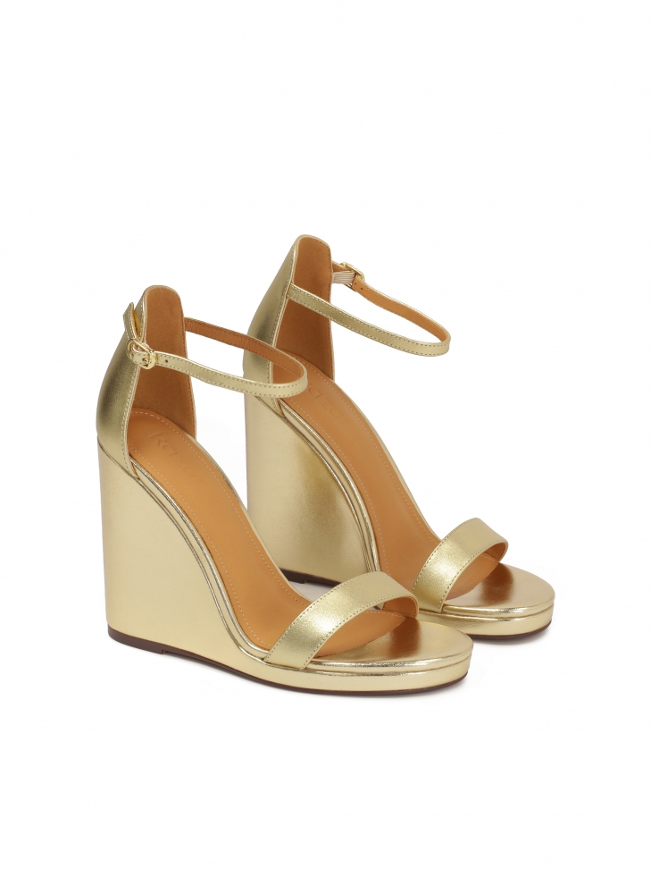 Złote skórzane sandały na koturnie