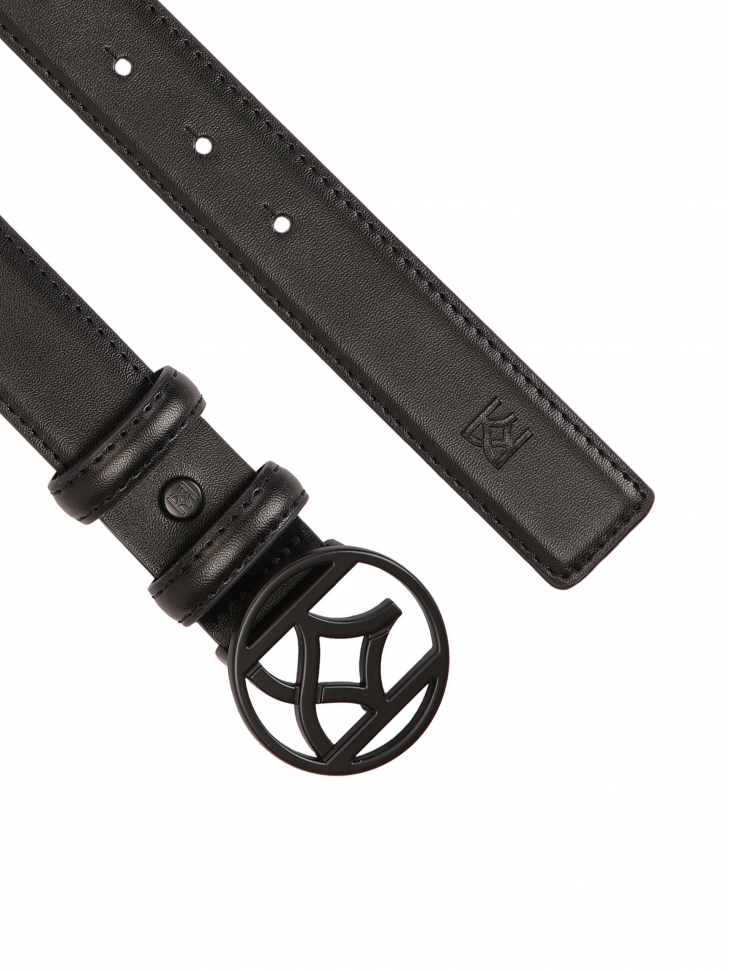 Czarny skórzany pasek z matową klamrą