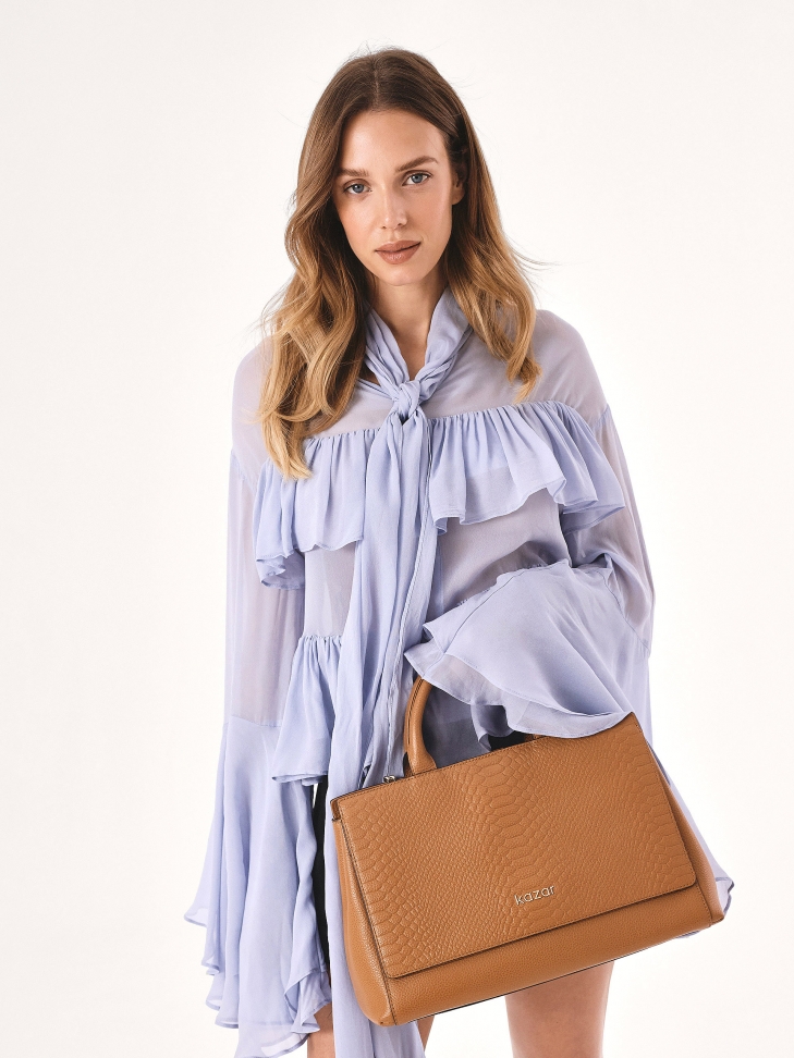 Jasnobrązowy kuferek z tłoczoną klapą