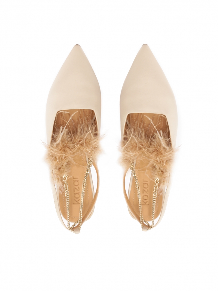 Beżowe płaskie czółenka ślubne z piórami