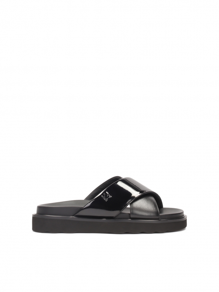 Czarne klapki z dwóch rodzajów skór