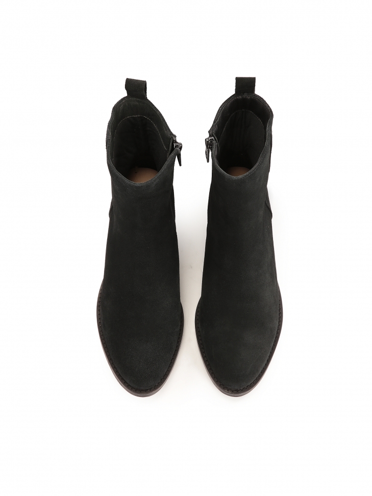 Zamszowe botki na obcasie z prostą cholewką