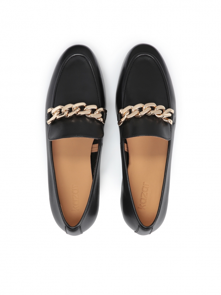 Czarne półbuty ozdobione łańcuchem