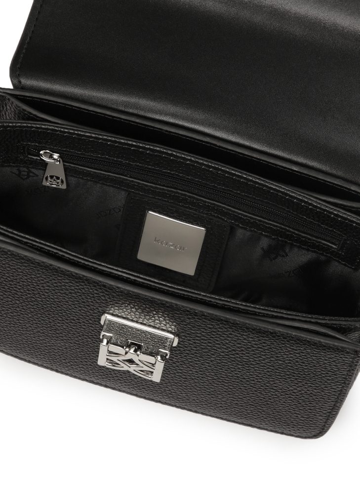 Czarna torebka o sztywnej regularnej formie