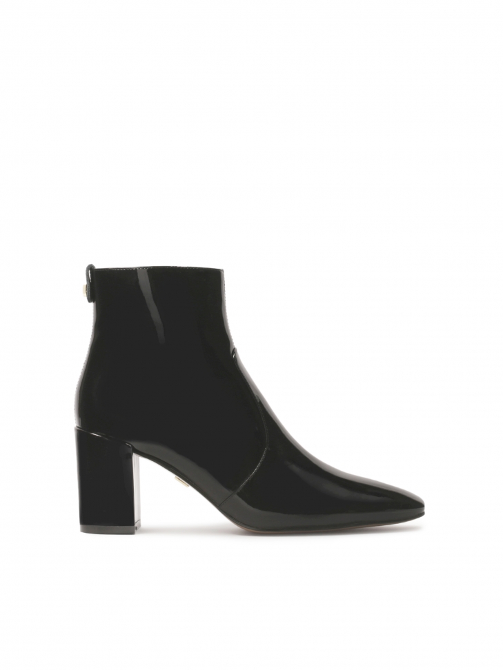 Lakierowane botki z wydłużonymi ściętymi noskami
