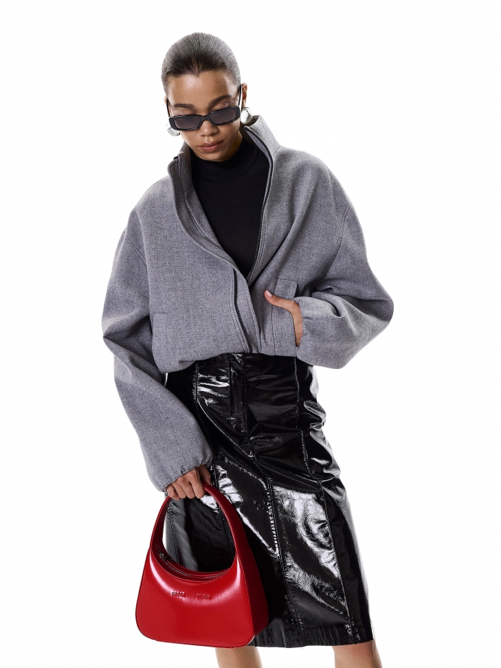 Czerwona torebka z uchwytem do ręki