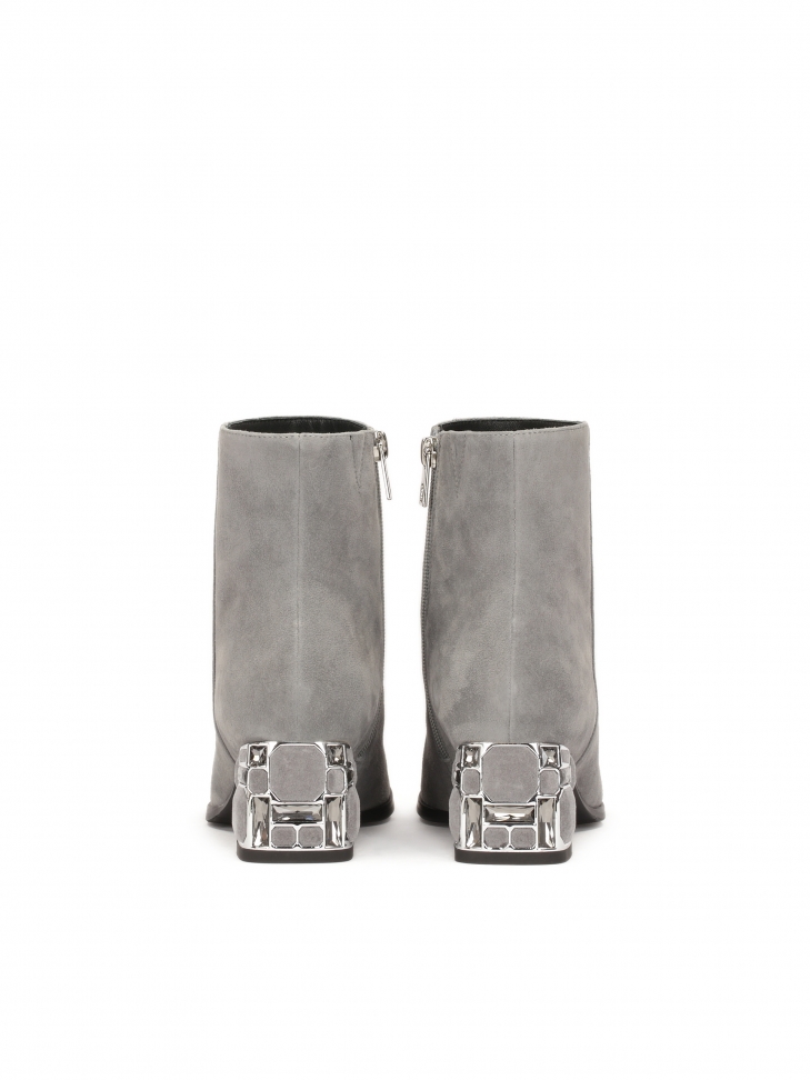 Zamszowe szare botki z dekoracyjnym obcasem