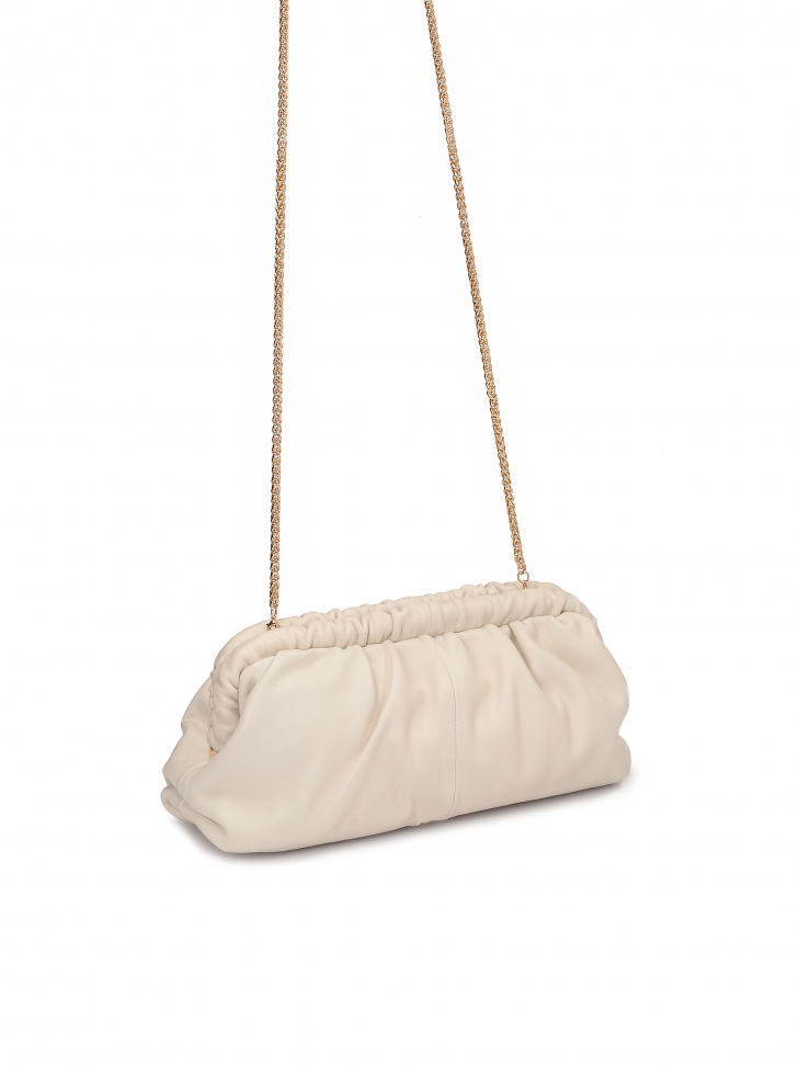 Skórzana marszczona torebka z metalową ramą