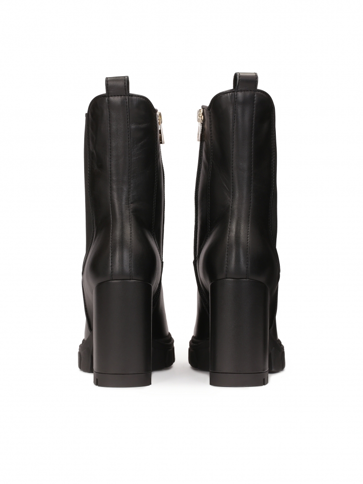 Skórzane botki na obcasie z wysoką cholewką