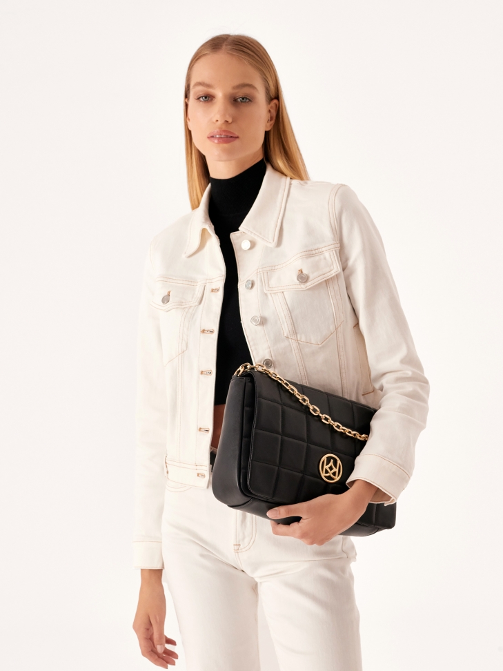 Czarna torebka z pikowaną klapą