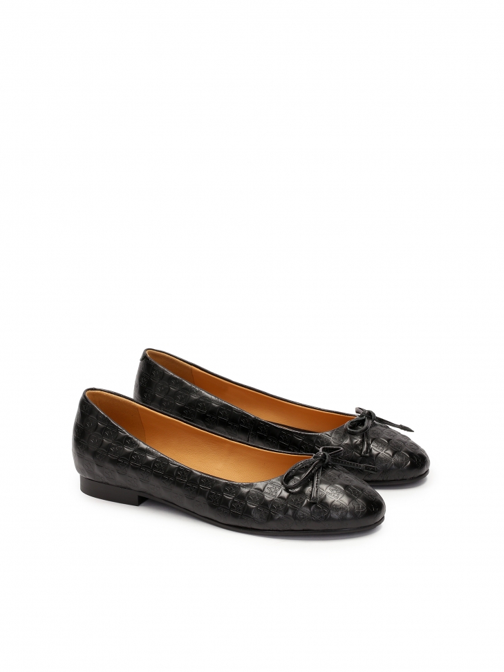 Czarne baleriny z tłoczonym monogramem KAZAR