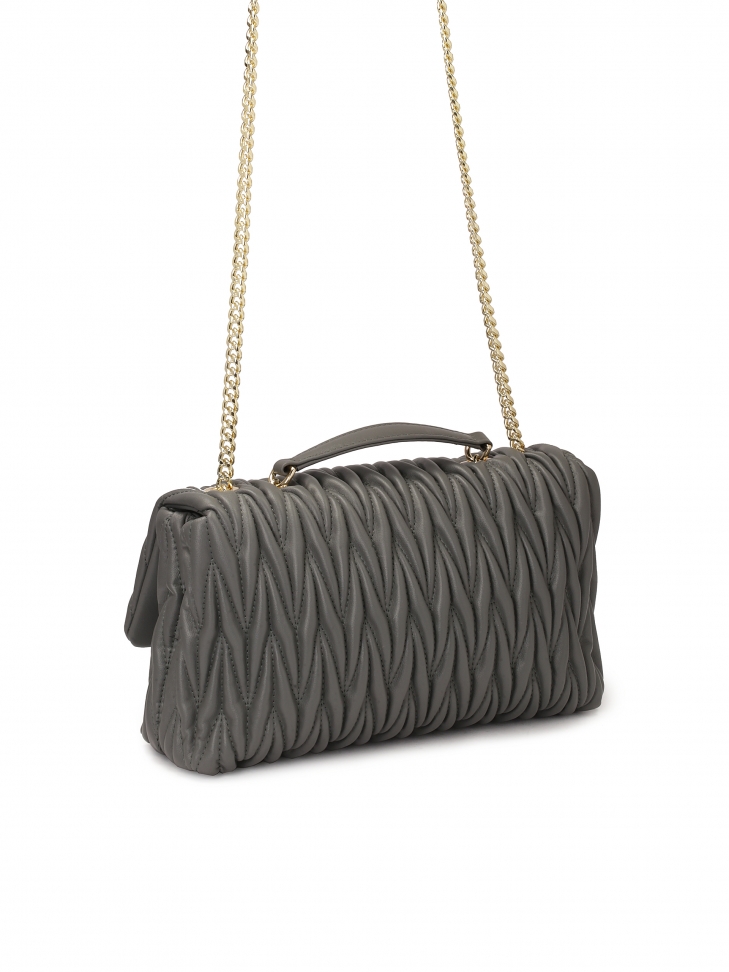 Szara torebka na łańcuszku z efektownym pikowaniem