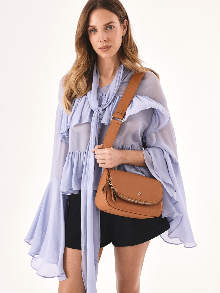 Skórzana torebka na szerokim pasku