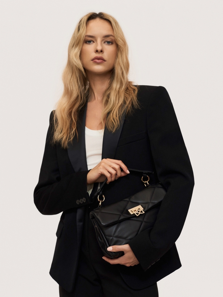 Czarna torebka w pikowany wzór wyposażona w rączkę