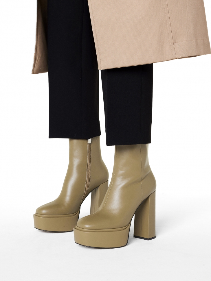 Botki na platformie i klocku ze smukłą cholewką