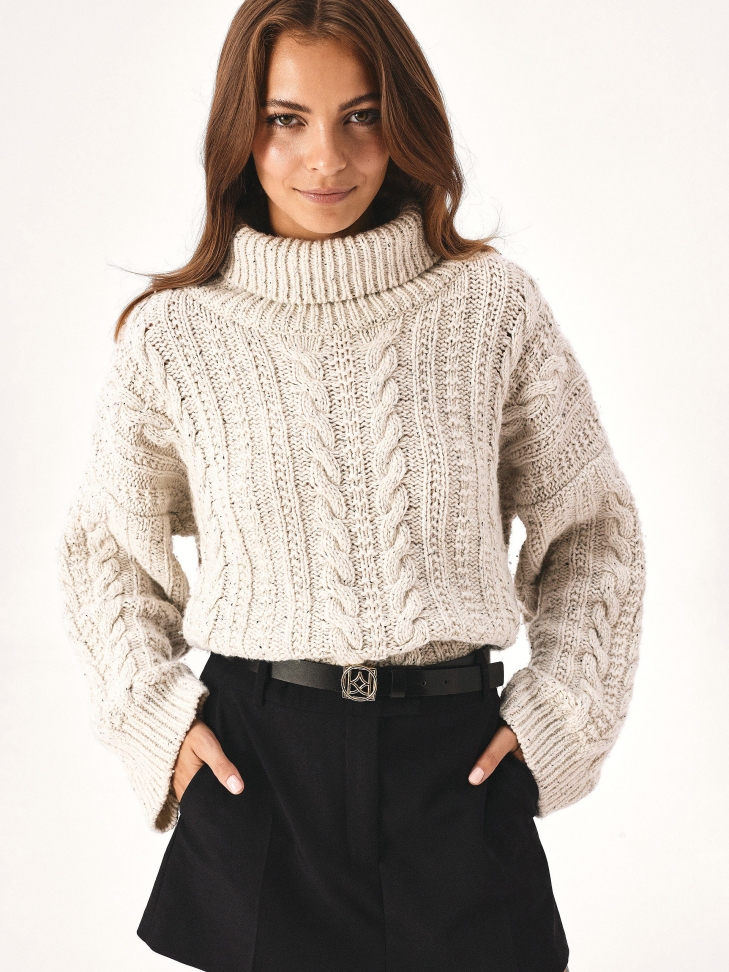 Minimalistyczny skórzany pasek damski z logowaną klamrą