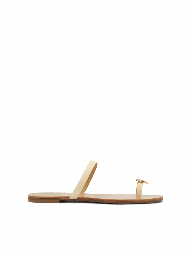 Płaskie klapki z sercem na pasku na palec