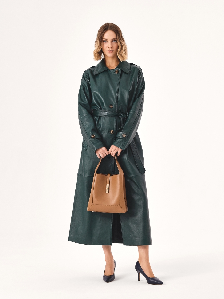 Jasnobrązowa torebka z eleganckim zapięciem