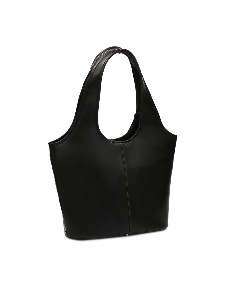 Torebka hobo zdobiona małymi metalowymi nitami