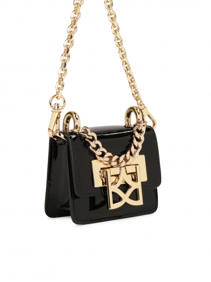 Lakierowana czarna mini torebka na otym łańcuszku
