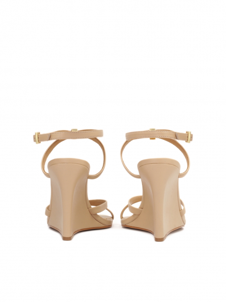 Skórzane beżowe sandały na koturnie