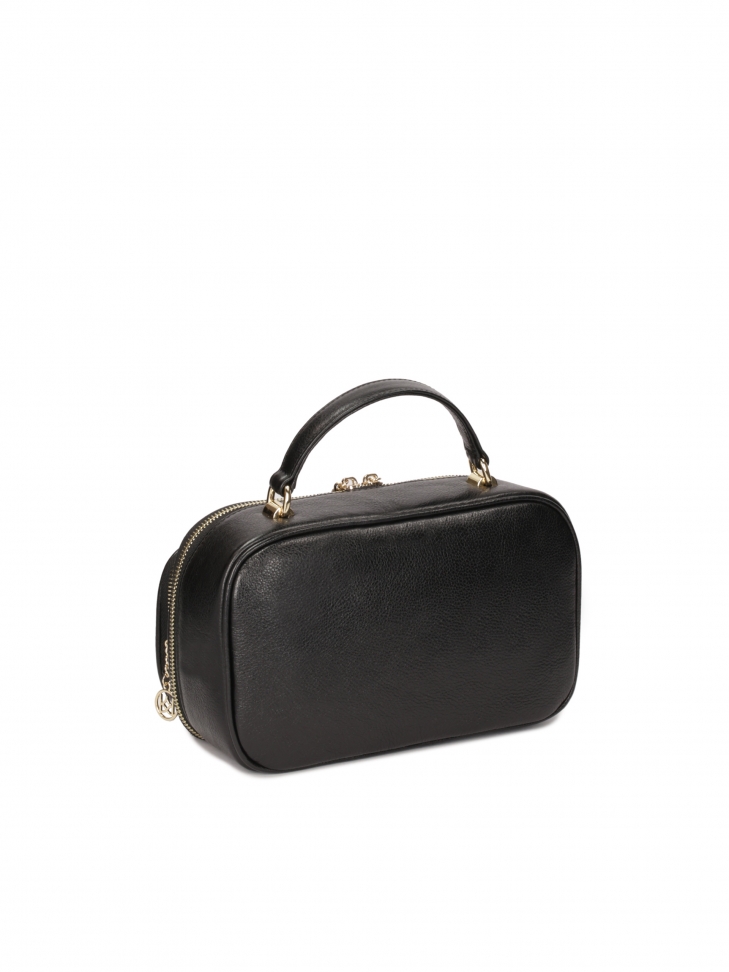 Czarna skórzana torebka o pojemnym wnętrzu