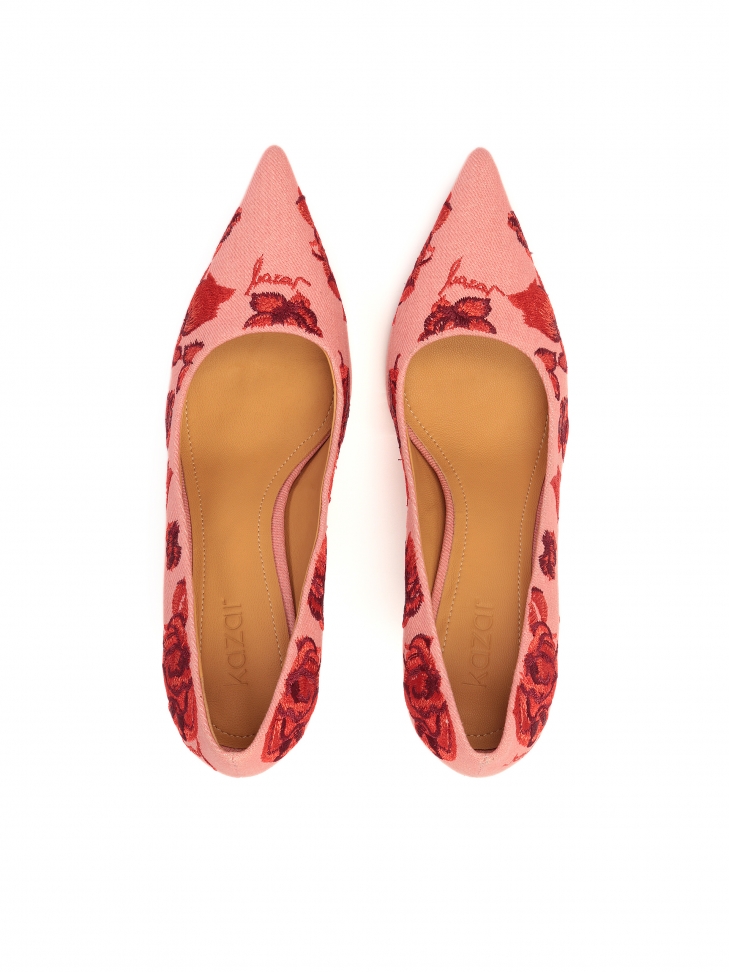 Oryginalne różowe szpilki ozdobione kwiecistym wzorem