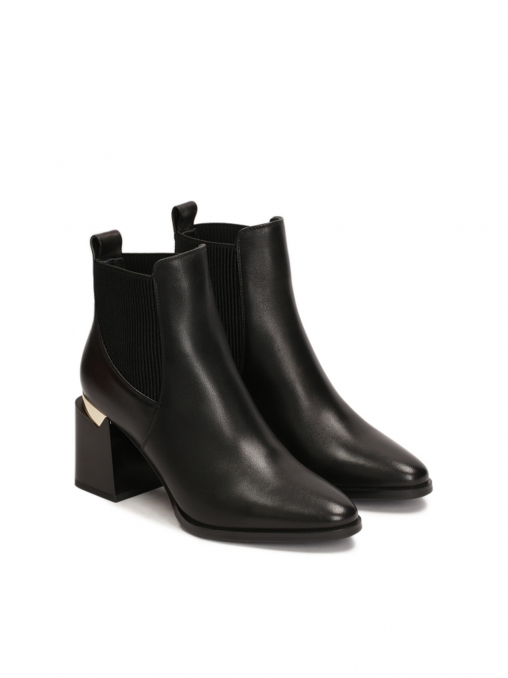 Czarne botki na szerokim zdobionym obcasie
