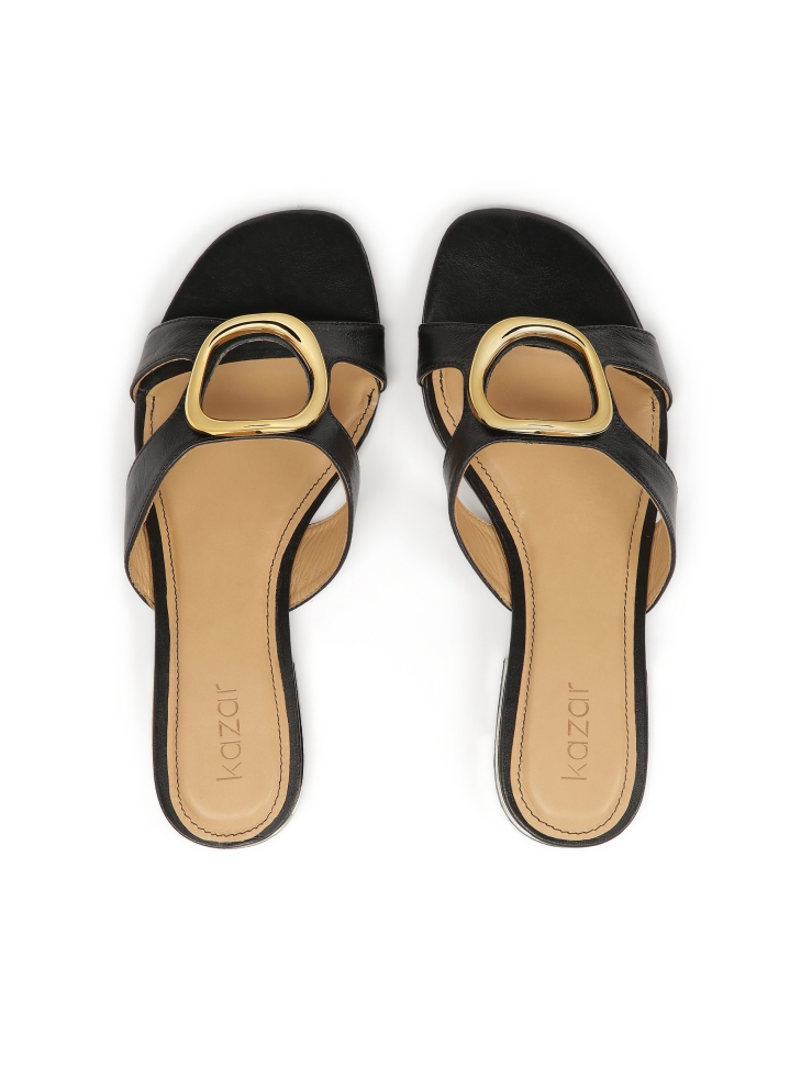 Klapki ze otym obcasem i dużą ozdobą