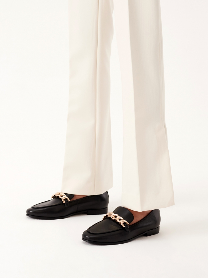 Czarne półbuty ozdobione łańcuchem