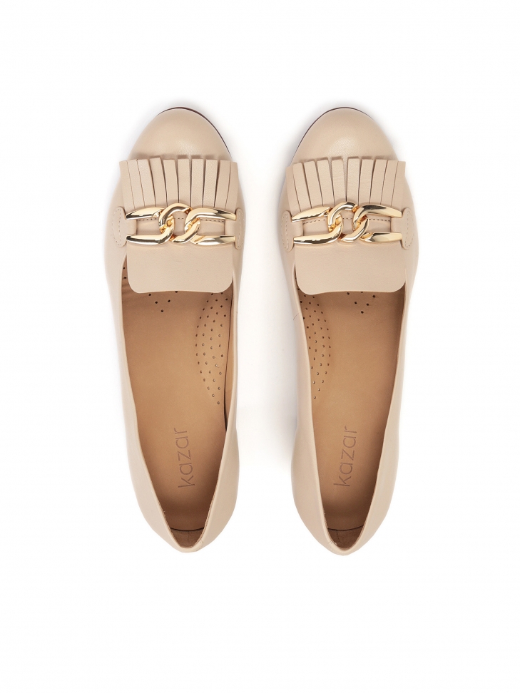 Beżowe czółenka na słupku z frędzlami i łańcuszkiem