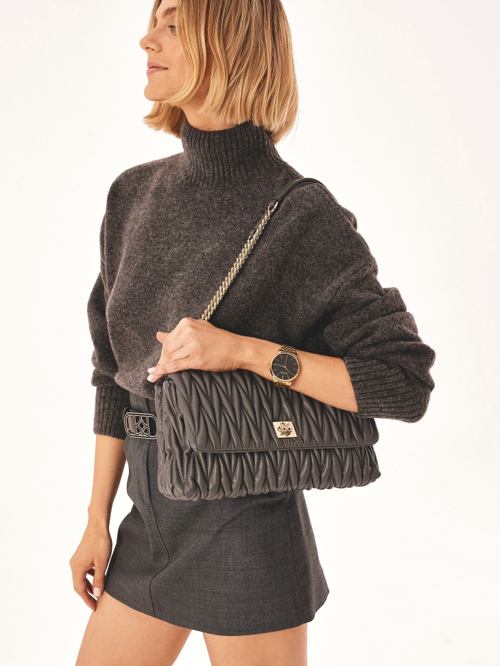 Szara torebka na łańcuszku z efektownym pikowaniem