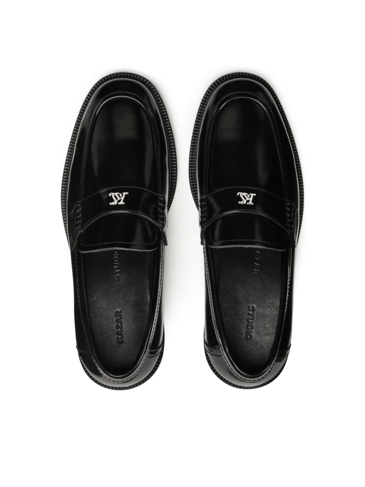 Wsuwane czarne loafersy z monogramem