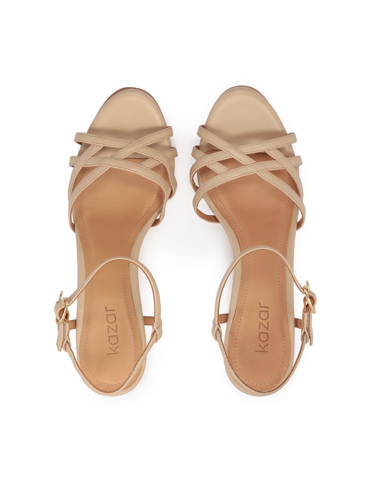 Klasyczne beżowe sandały na obcasie