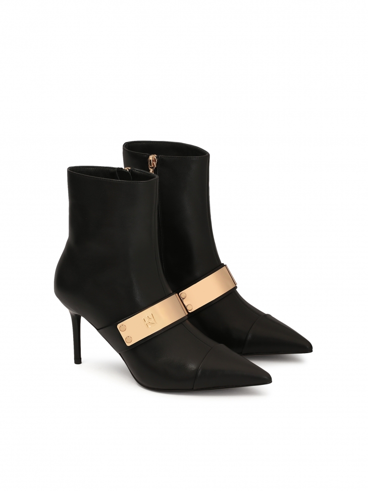 Klasyczne skórzane botki z noskami w szpic i dużą metalową ozdobą