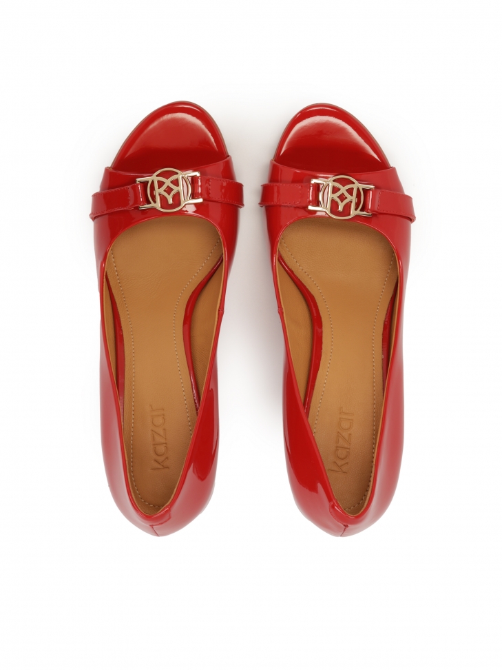 Czerwone lakierowane czółenka z wycięciem na palcach