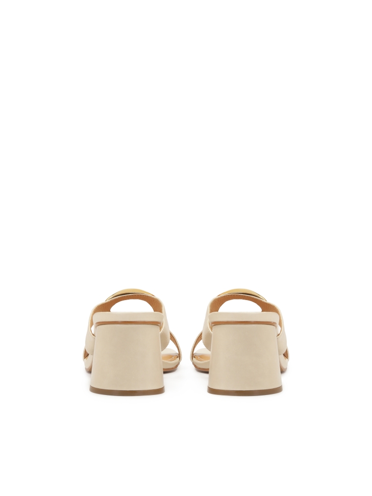 Skórzane klapki z metalową ozdobą na cholewce