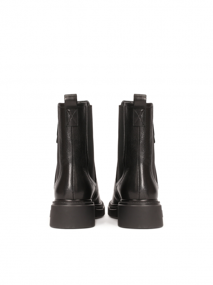 Czarne botki typu chelsea boots ze wzorzystą podeszwą